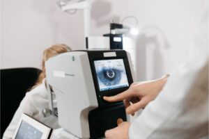 Read more about the article The likely things to expect after a laser eye surgery